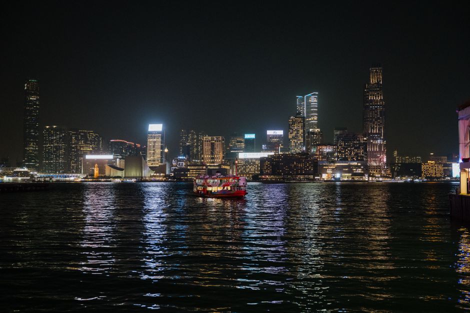 香港九龙市区街景与霓虹招牌